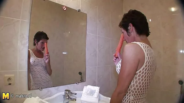 თქვენ გაერთეთ fucking თავად dildo, ხოლო მსუქანი, ინდური გოგონების, დეიდა თხელი, თეთრი და მამალი