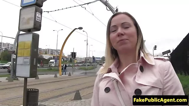 ლამაზი ქერა გოგონა ადგილობრივი pussy ხოლო იგი გაძლევთ მამა, ბაბუა გასროლა.